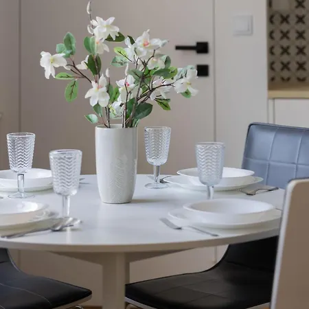 Stylish One Bedroom In With Balcony By Renters