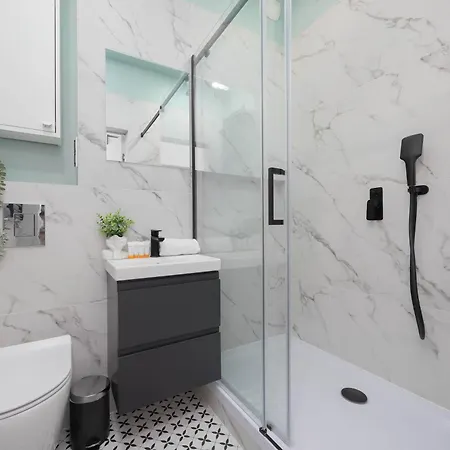 Stylish One Bedroom In With Balcony By Renters * Varsóvia