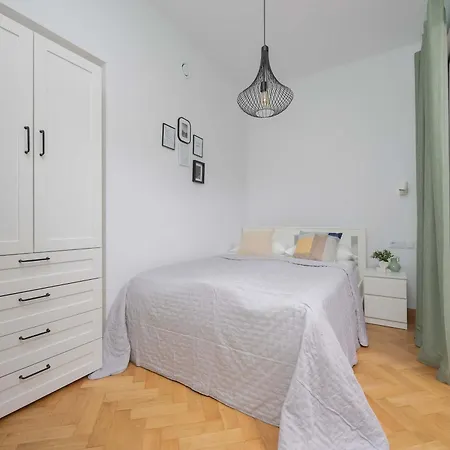 Stylish One Bedroom In With Balcony By Renters Apartment Warschau