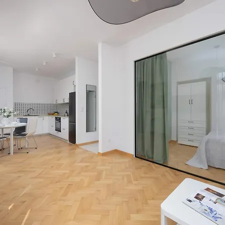 Stylish One Bedroom In With Balcony By Renters Warschau