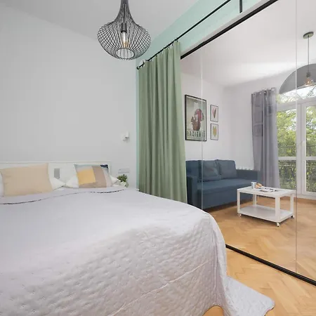 Stylish One Bedroom In With Balcony By Renters Lägenhet *