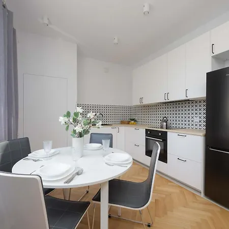 Stylish One Bedroom In With Balcony By Renters
