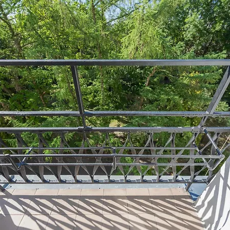 Stylish One Bedroom In With Balcony By Renters